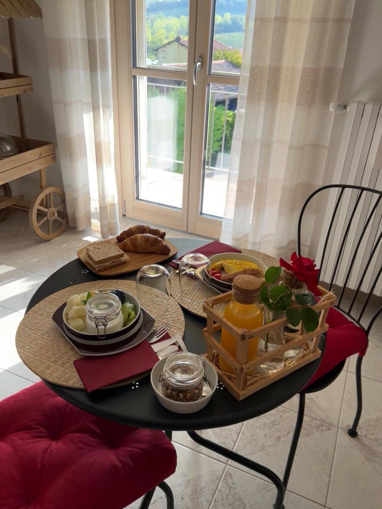 Cascina Il Volo Bed & Breakfast มอนกาลโว ภายนอก รูปภาพ