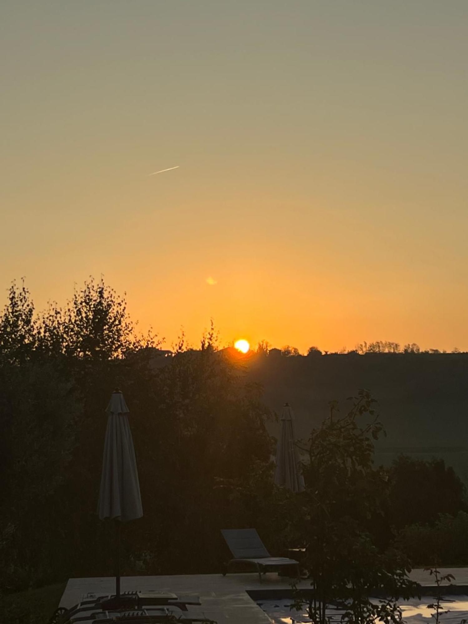 Cascina Il Volo Bed & Breakfast มอนกาลโว ภายนอก รูปภาพ