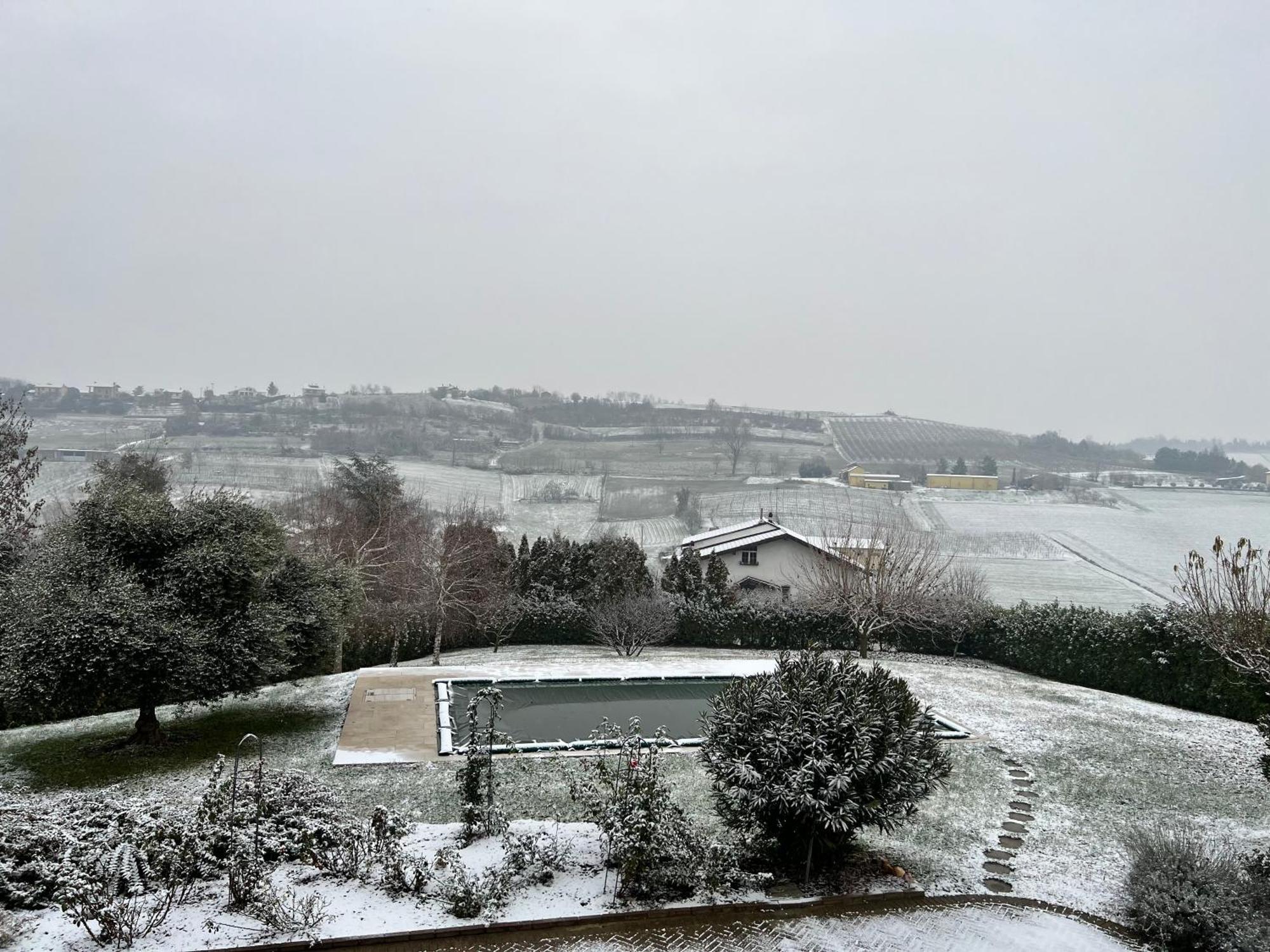 Cascina Il Volo Bed & Breakfast มอนกาลโว ภายนอก รูปภาพ